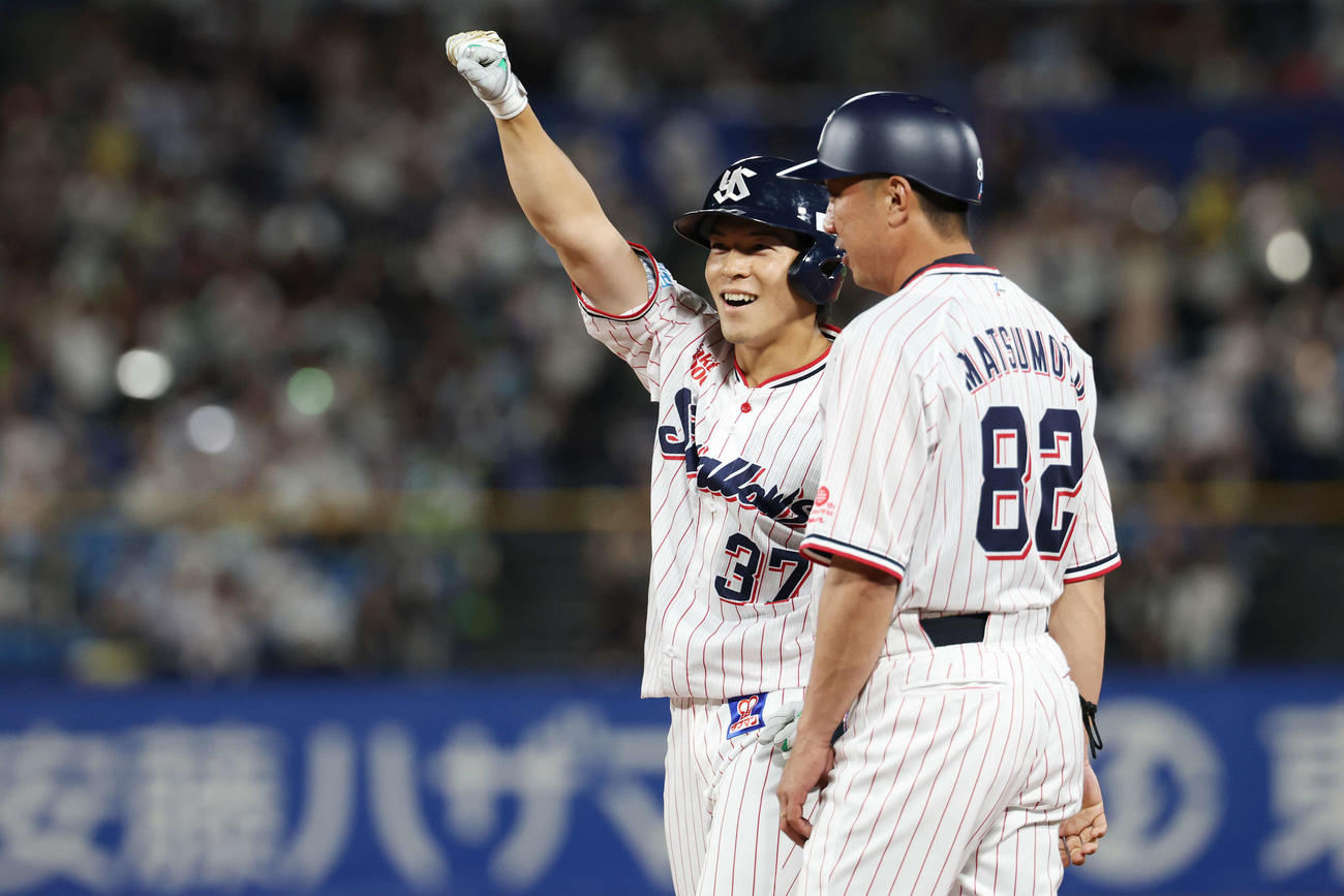 ヤクルト対オリックス　7回裏ヤクルト1死満塁、左前2点適時打を放ちガッツポーズする代打山野辺（撮影・宮地輝）