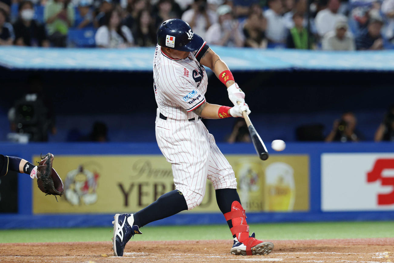 ヤクルト対オリックス　3回裏ヤクルト2死一、二塁、左前適時打を放つオスナ（撮影・宮地輝）