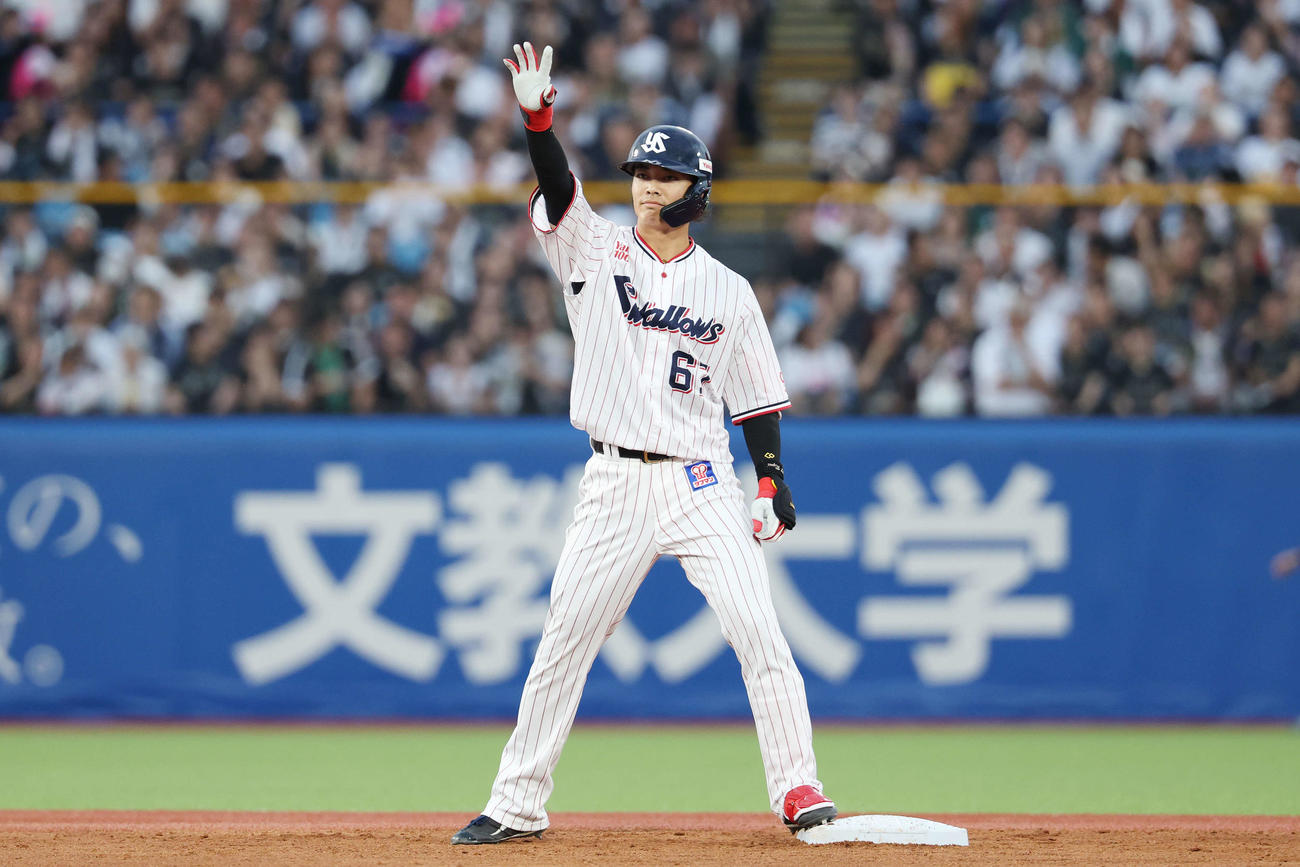 ヤクルト対オリックス　2回裏ヤクルト1死満塁、左2点適時二塁打を放ちポーズをとる伊藤（撮影・宮地輝）
