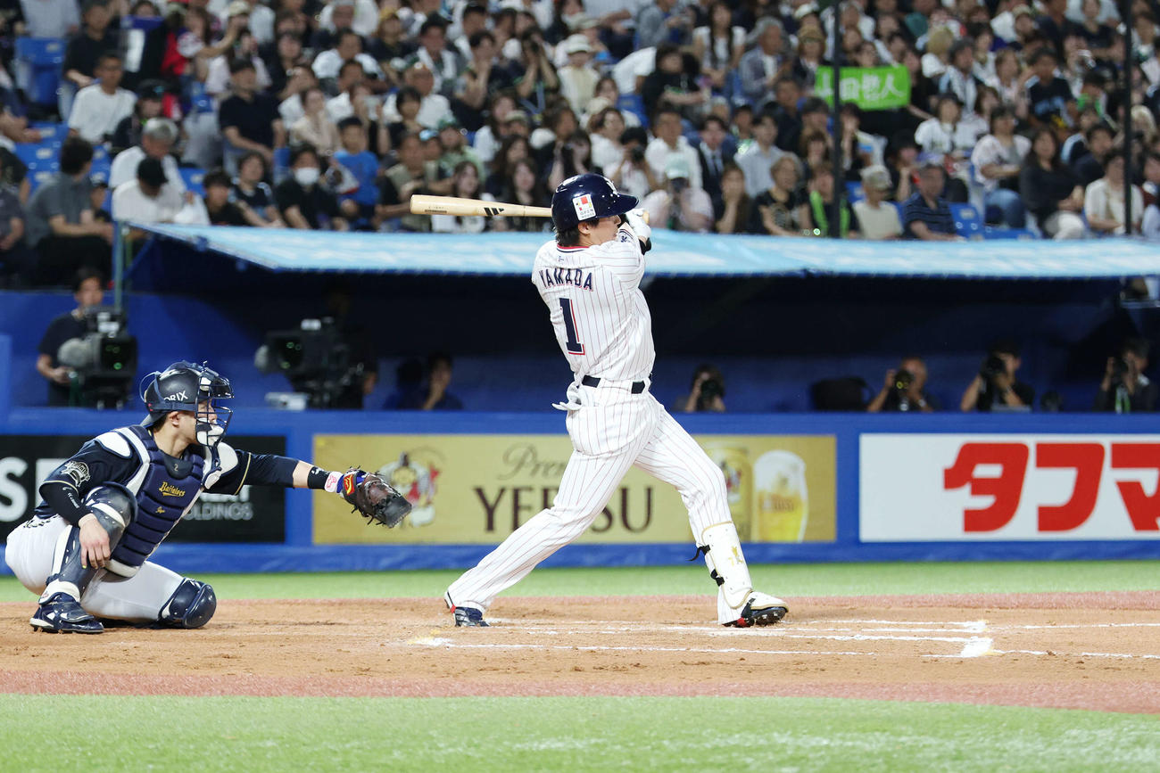 ヤクルト対オリックス　7回裏ヤクルト無死、左前打を放つ山田（撮影・宮地輝）