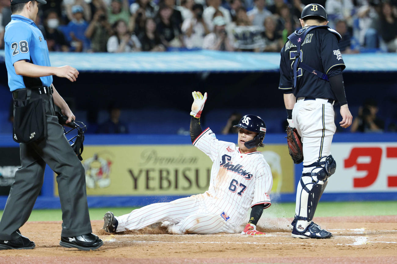 ヤクルト対オリックス　8回裏ヤクルト無死一、三塁、岩田の中犠飛で生還する伊藤（撮影・宮地輝）