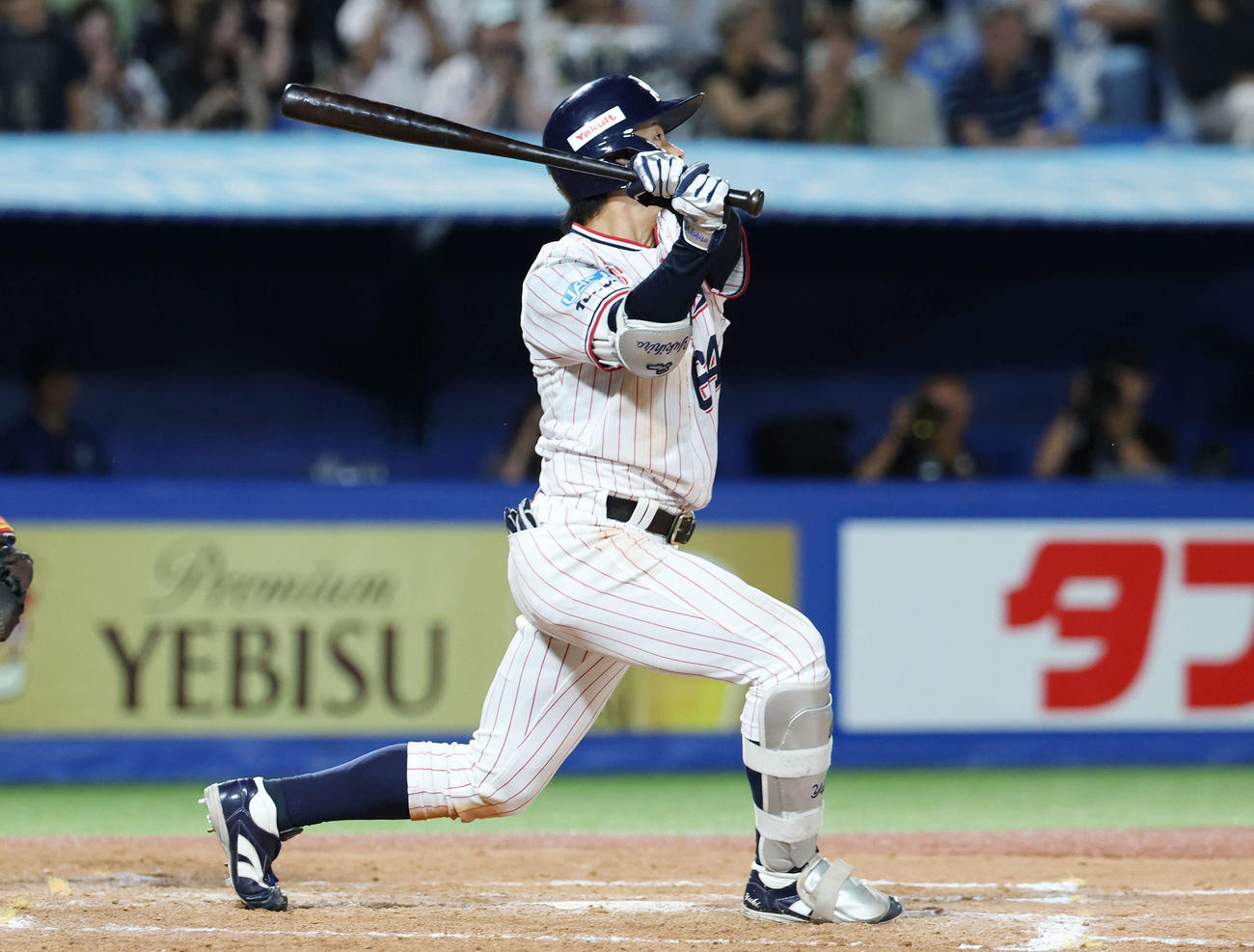 ヤクルト対オリックス　8回裏ヤクルト無死一、三塁、中犠飛を放つ岩田（撮影・宮地輝）