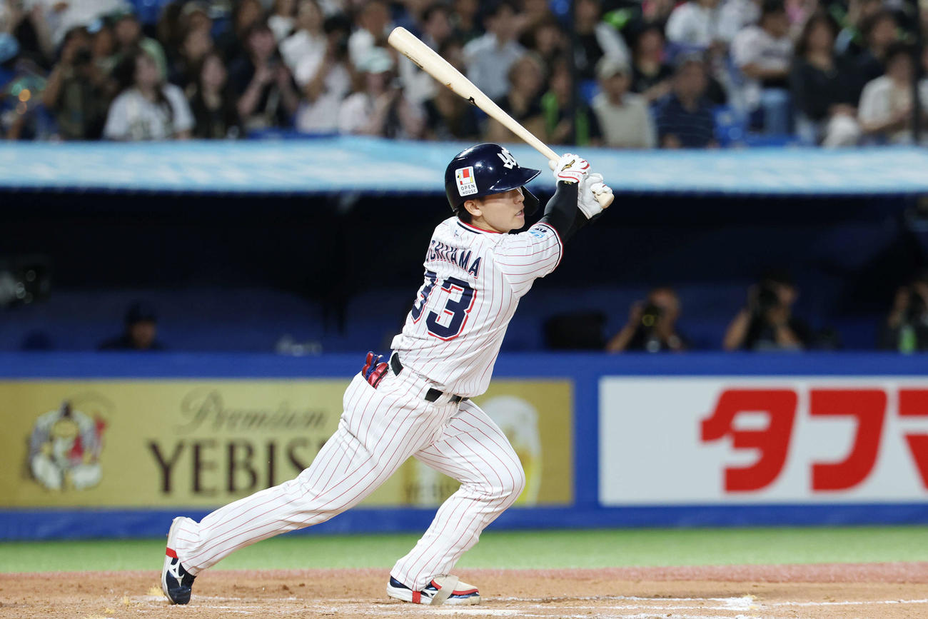 ヤクルト対オリックス　7回裏ヤクルト1死一、二塁、中2点適時二塁打を放つ内山（撮影・宮地輝）