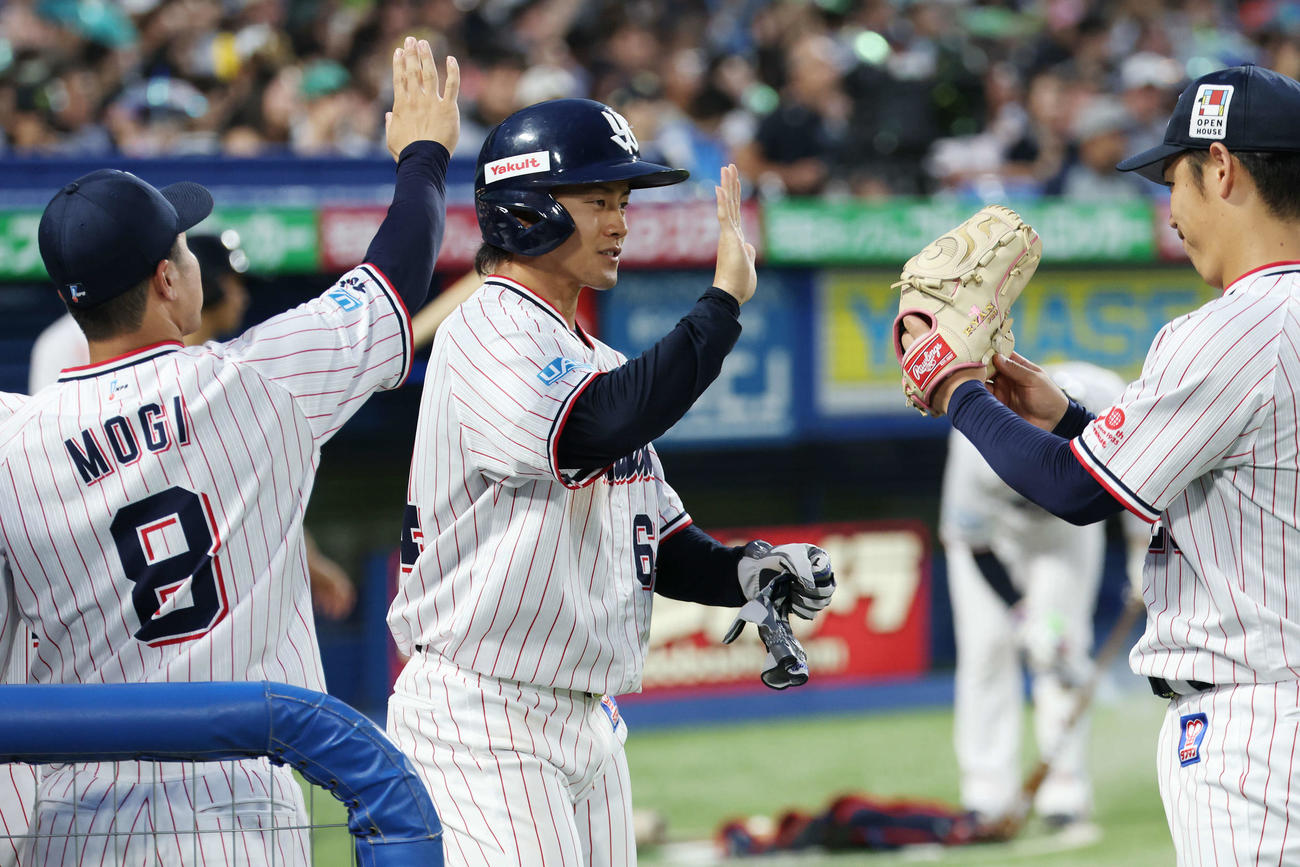 ヤクルト対オリックス　3回裏ヤクルト2死一、二塁、オスナの左前適時打で生還し小川（右）とタッチする岩田。左は茂木（撮影・宮地輝）