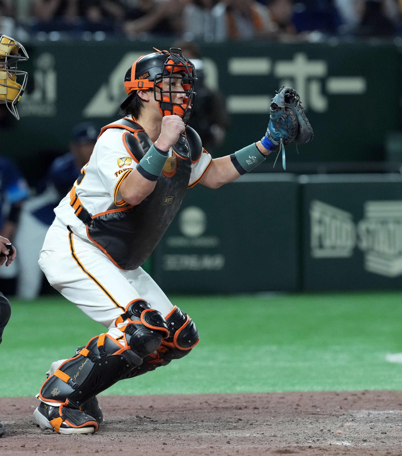 巨人対西武　西武に勝利しガッツポーズを決める巨人小林（撮影・たえ見朱実）