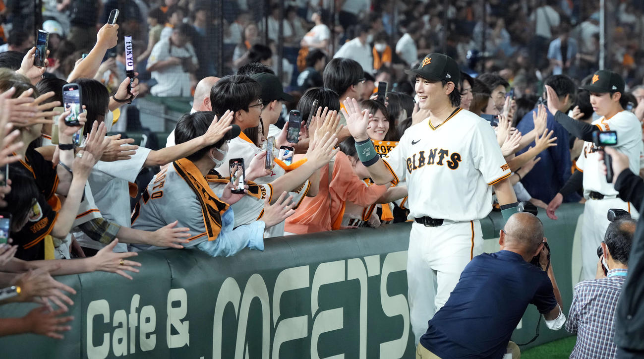 巨人対西武　西武に勝利しファンとハイタッチをする巨人小林（撮影・たえ見朱実）