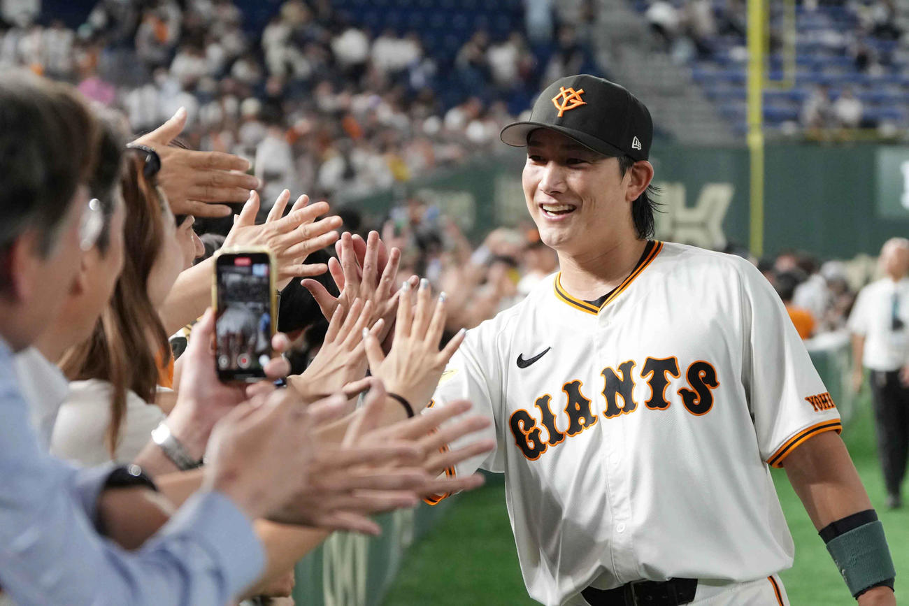 巨人対西武　今季初スタメンで勝利に貢献した巨人小林はファンとハイタッチ（撮影・小沢裕）