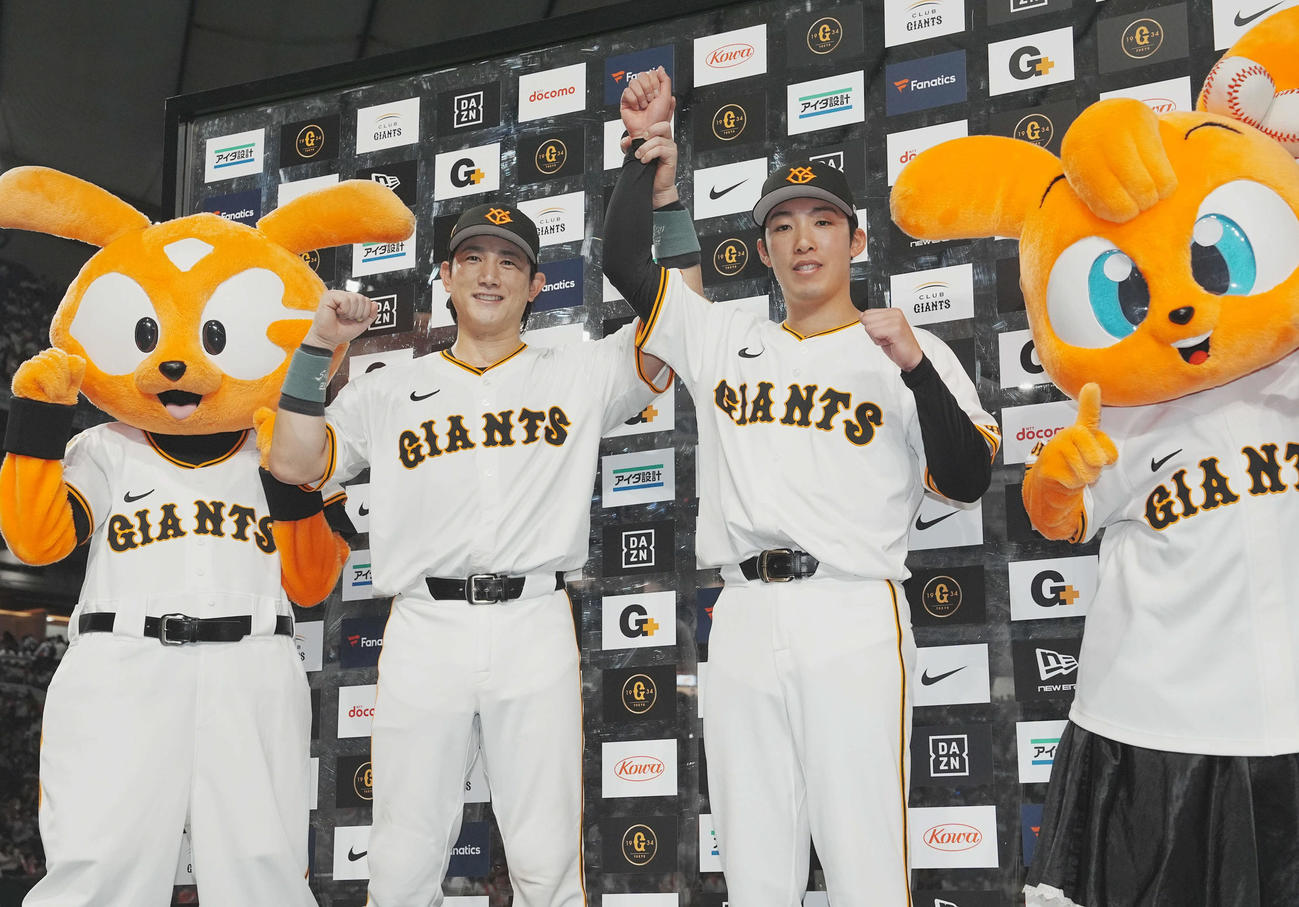 巨人対西武　今季5勝目を飾った赤星（右）と記念撮影に納まる巨人小林（撮影・たえ見朱実）