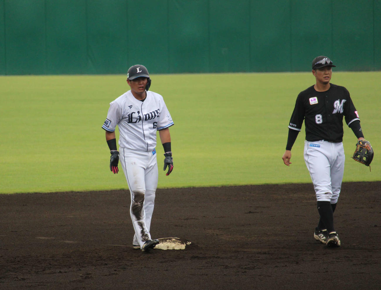 ロッテ戦で盗塁を決めた西武岸（左）（撮影・金子真仁）