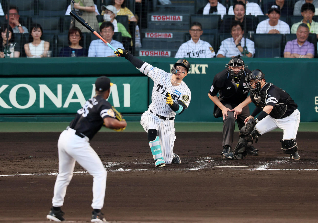 阪神対ソフトバンク　1回裏阪神2死一塁、三振に倒れる佐藤輝。投手モイネロ（撮影・加藤哉）