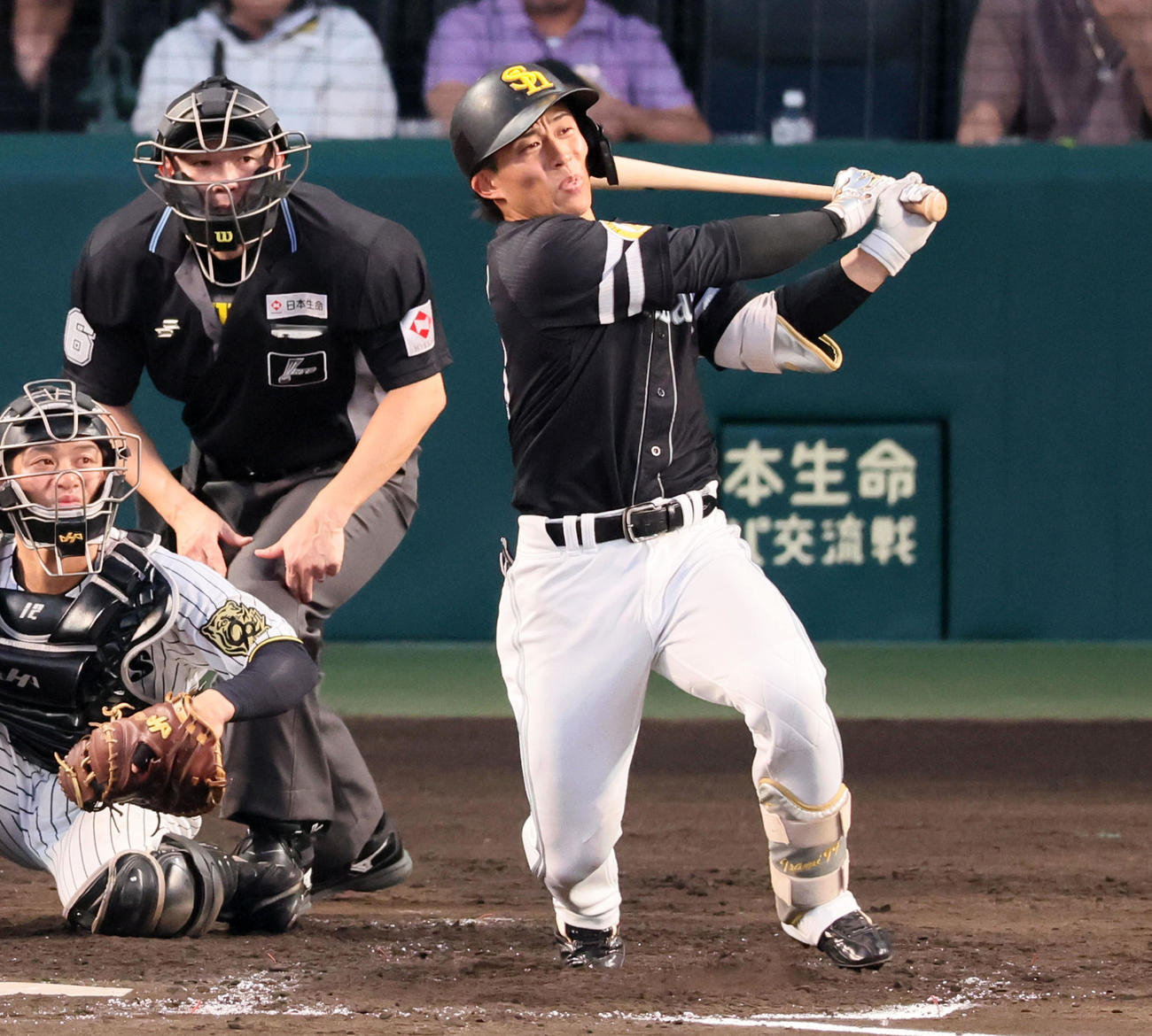 阪神対ソフトバンク　4回表ソフトバンク2死、左越え二塁打を放つ野村（撮影・加藤哉）