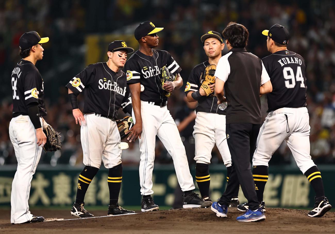 阪神対ソフトバンク　5回裏阪神2死一、二塁、モイネロ（中央）は大山に同点適時打を浴びる（撮影・上田博志）