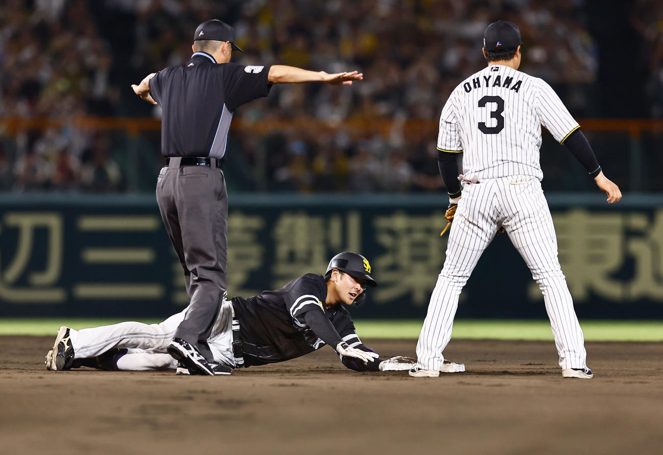 阪神対ソフトバンク　10回表ソフトバンク2死三塁、右越えに勝ち越し適時二塁打を放ち、慌てて帰塁する石塚。野手大山（撮影・藤尾明華）