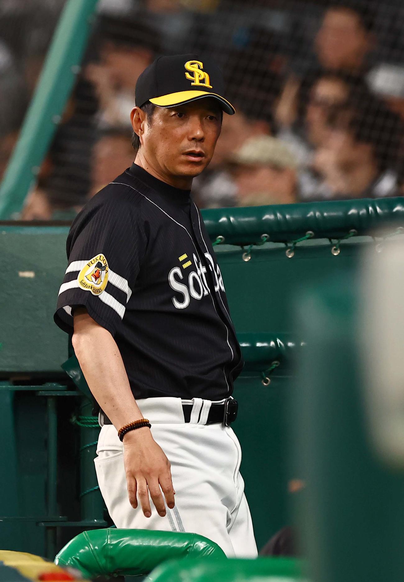 阪神対ソフトバンク　選手交代を告げベンチに引き揚げる小久保監督（撮影・上田博志）