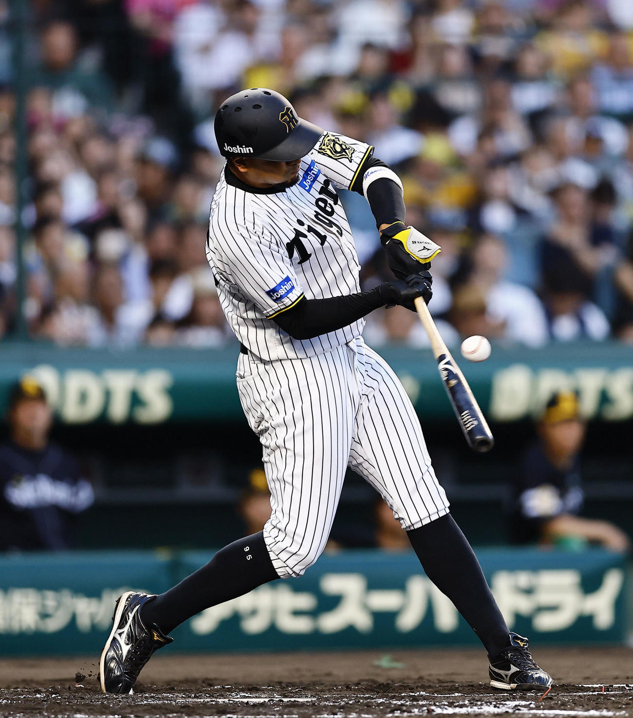 阪神対ソフトバンク　2回裏阪神1死、ヘルナンデスは左前打を放つ（撮影・藤尾明華）