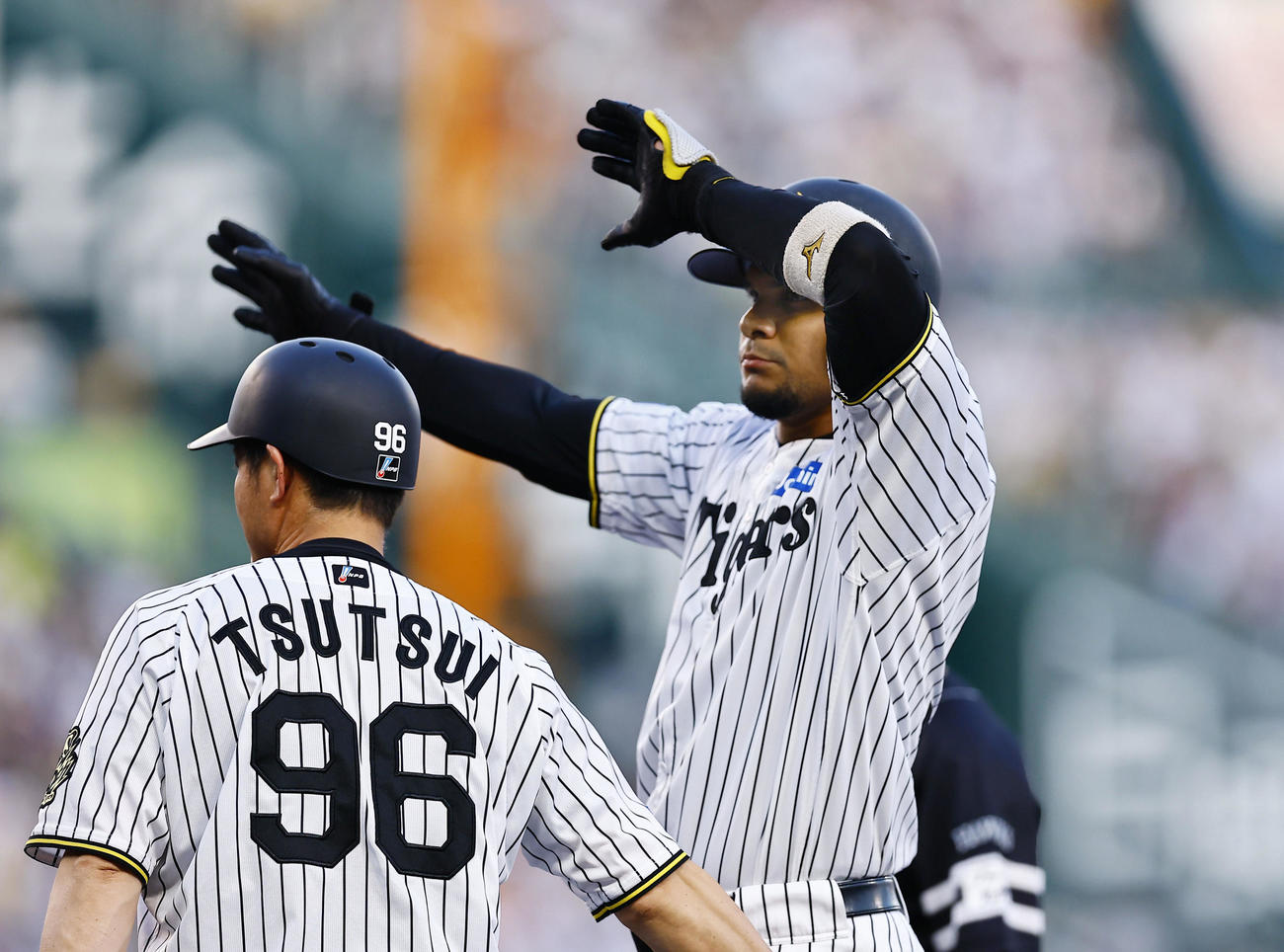 阪神対ソフトバンク　2回裏阪神1死、ヘルナンデスは左前打を放ちポーズをとる（撮影・藤尾明華）