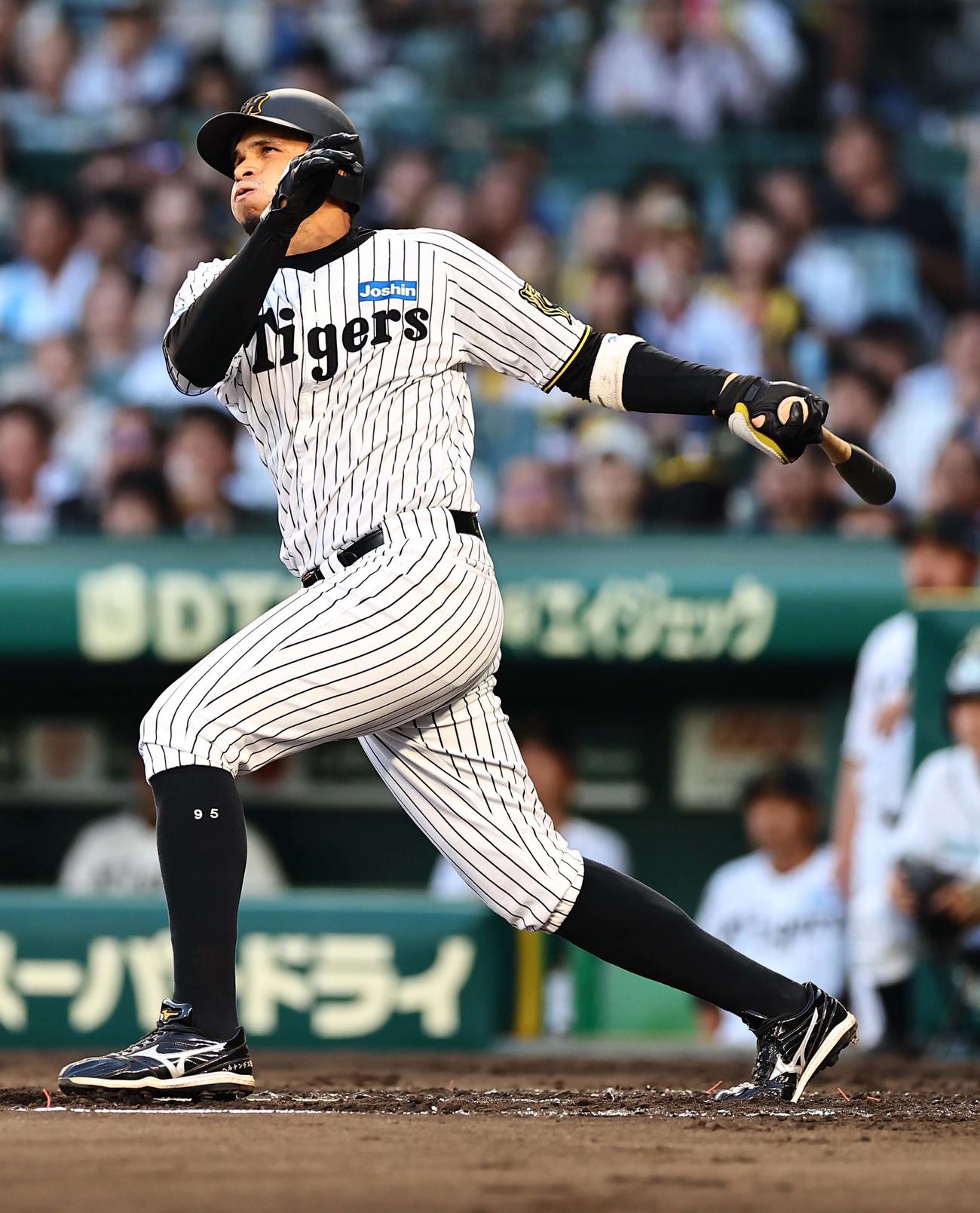 阪神対ソフトバンク　2回裏阪神1死、ヘルナンデスは左前打を放つ（撮影・上田博志）