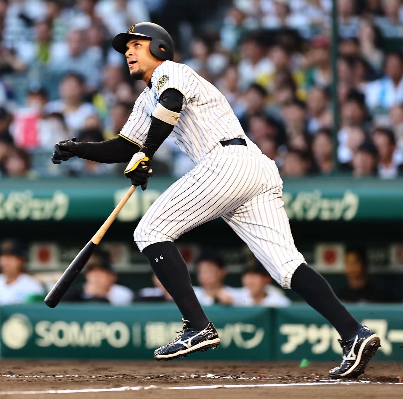 阪神対ソフトバンク　2回裏阪神1死、ヘルナンデスは左前打を放つ（撮影・上田博志）