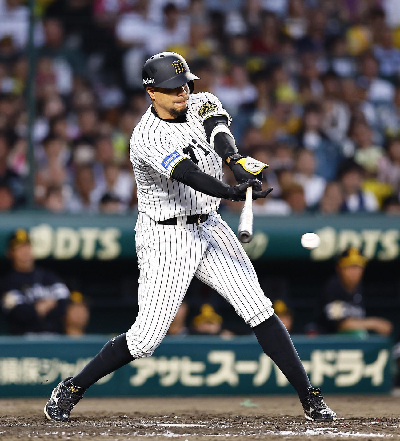 阪神対ソフトバンク　4回裏阪神1死、ヘルナンデスは中前打を放つ（撮影・藤尾明華）