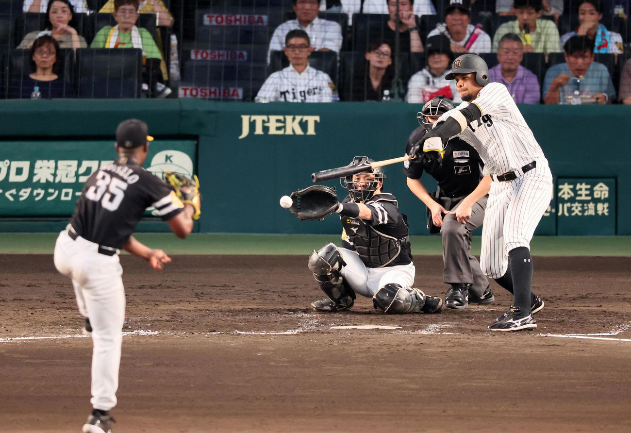 阪神対ソフトバンク　4回裏阪神1死、ヘルナンデスは中前打を放つ。投手モイネロ（撮影・加藤哉）