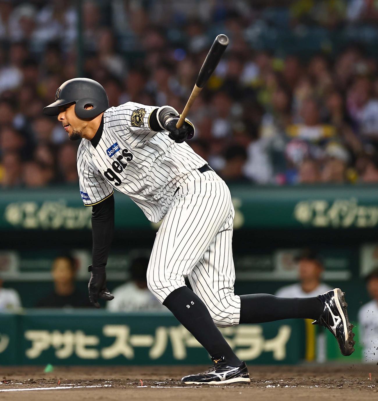 阪神対ソフトバンク　4回裏阪神1死、ヘルナンデスは中前打を放つ（撮影・上田博志）