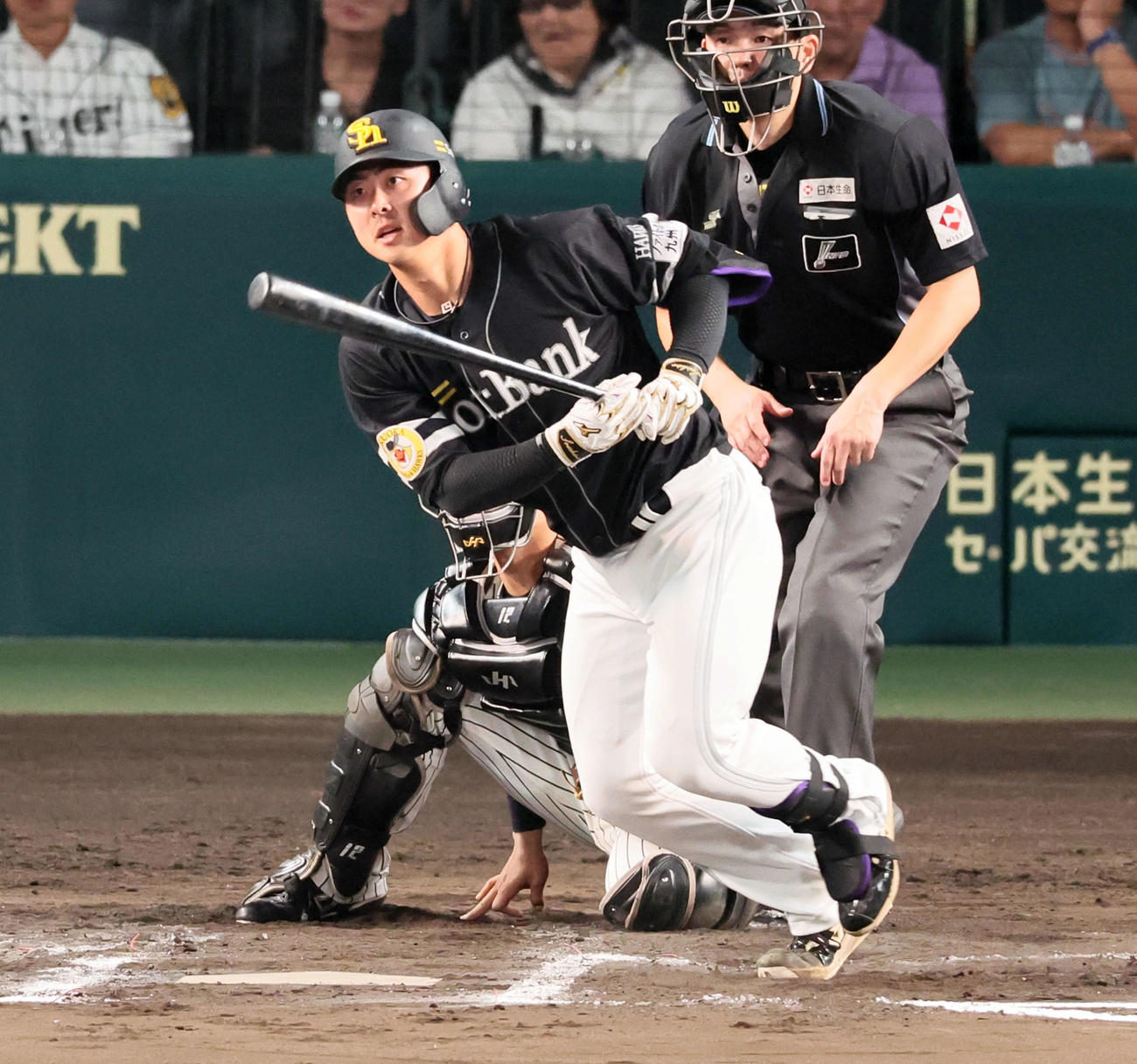 阪神対ソフトバンク　10回表ソフトバンク2死三塁、代打石塚は右越え適時二塁打を放つ（撮影・加藤哉）