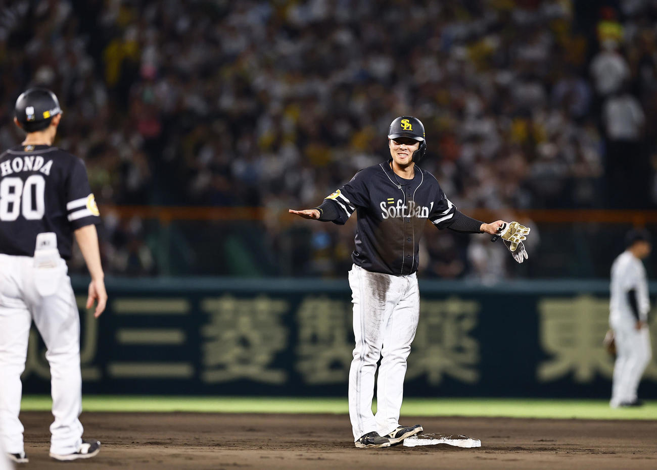 阪神対ソフトバンク　10回表ソフトバンク2死三塁、右越えに勝ち越し適時二塁打を放ち、セーフのポーズを見せる石塚（撮影・藤尾明華）