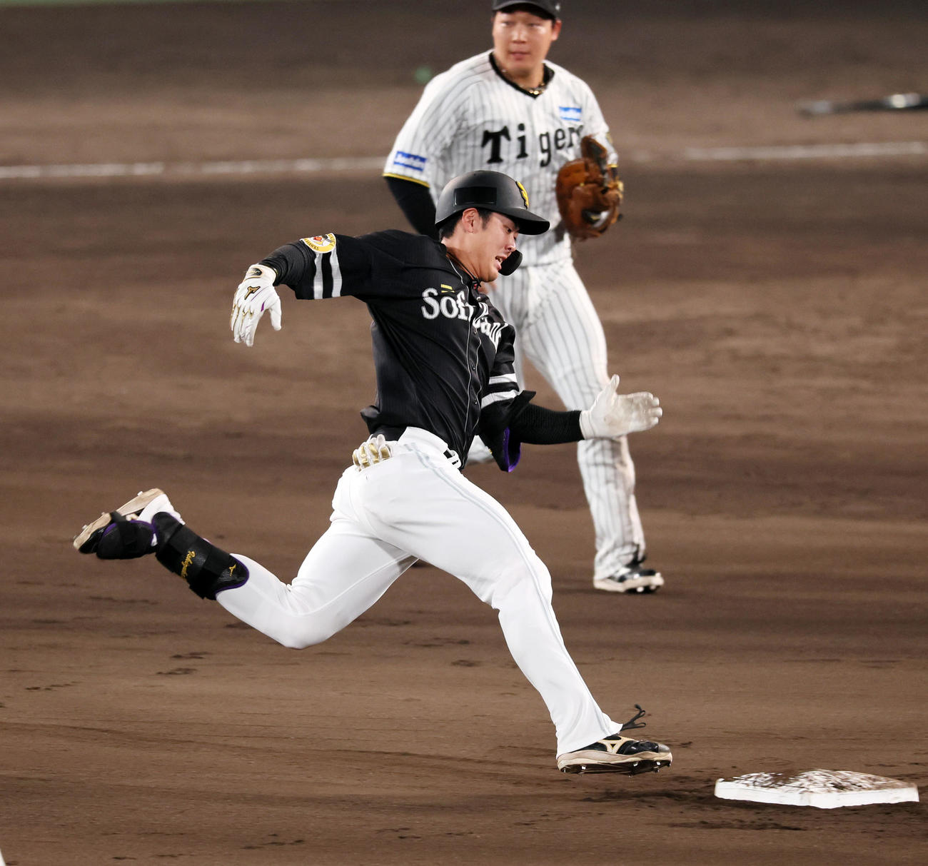 阪神対ソフトバンク　10回表ソフトバンク2死三塁、代打石塚は右越え適時二塁打を放つ（撮影・加藤哉）