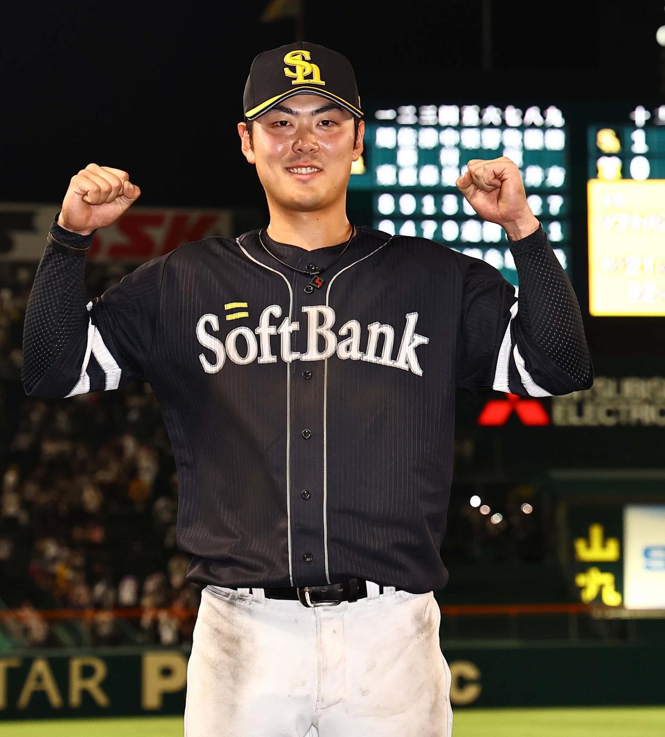 阪神対ソフトバンク　ヒーロインタビューを終えガッツポーズをする石塚（撮影・上田博志）