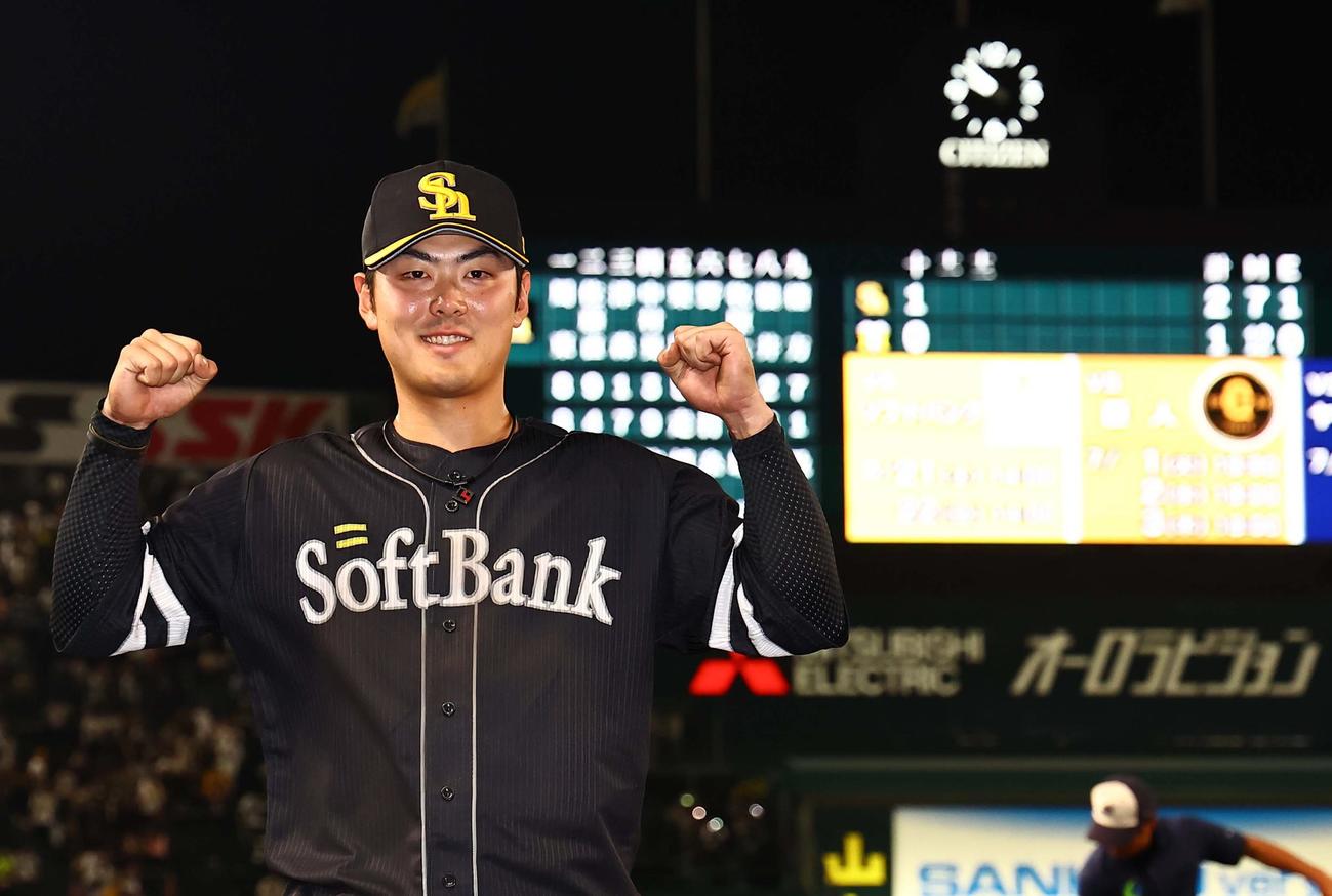 阪神対ソフトバンク　ヒーロインタビューを終えガッツポーズをする石塚（撮影・上田博志）