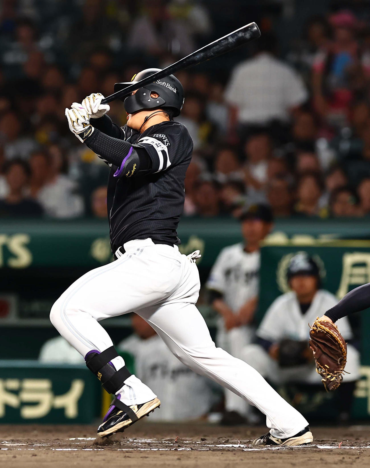 阪神対ソフトバンク　10回表ソフトバンク2死三塁、勝ち越し二塁打を放った石塚（撮影・上田博志）