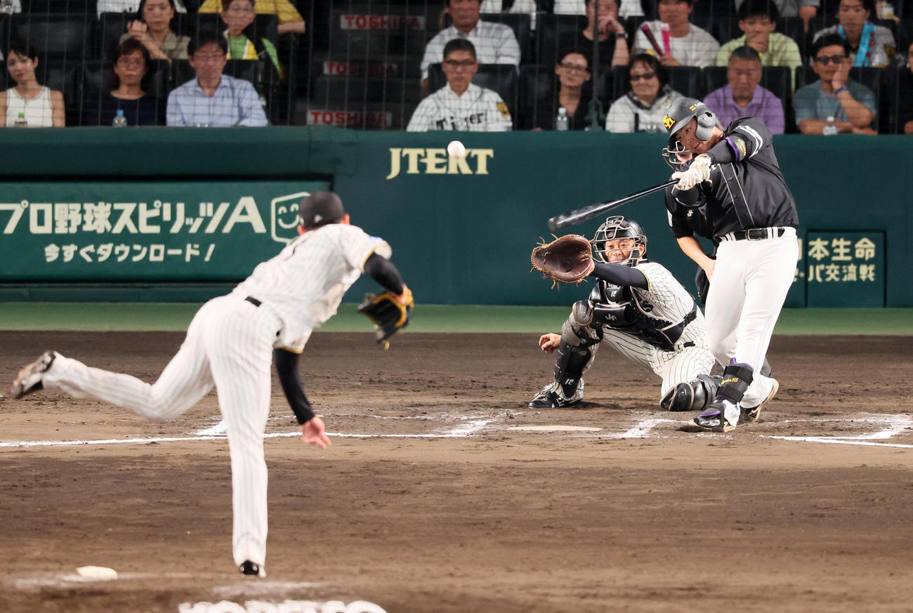 阪神対ソフトバンク　10回表ソフトバンク2死三塁、代打石塚は右越え適時二塁打を放つ。投手及川（撮影・加藤哉）