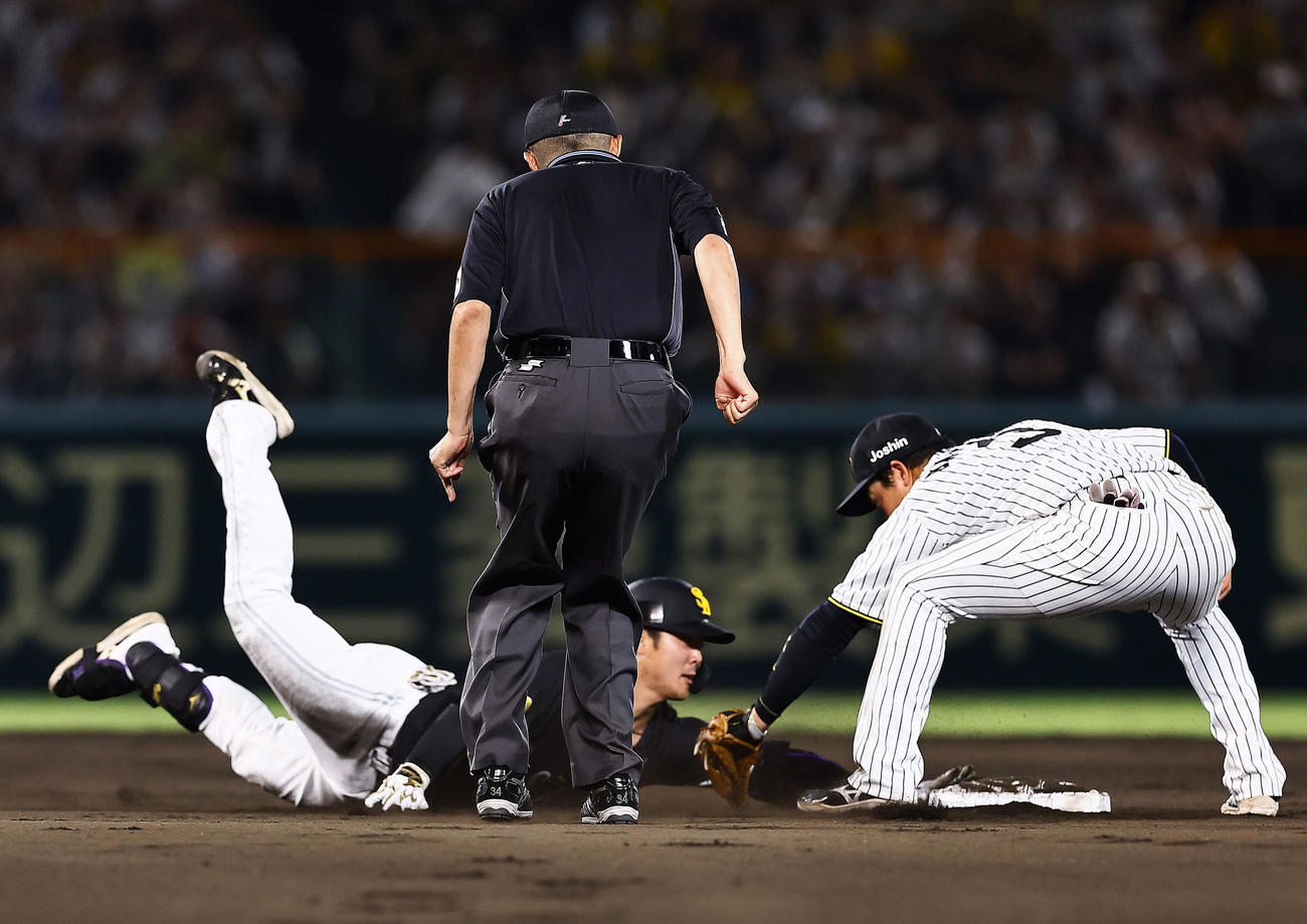 阪神対ソフトバンク　10回表ソフトバンク2死三塁、右越えに勝ち越し適時二塁打を放ちお、慌てて帰塁する石塚。野手大山（撮影・藤尾明華）