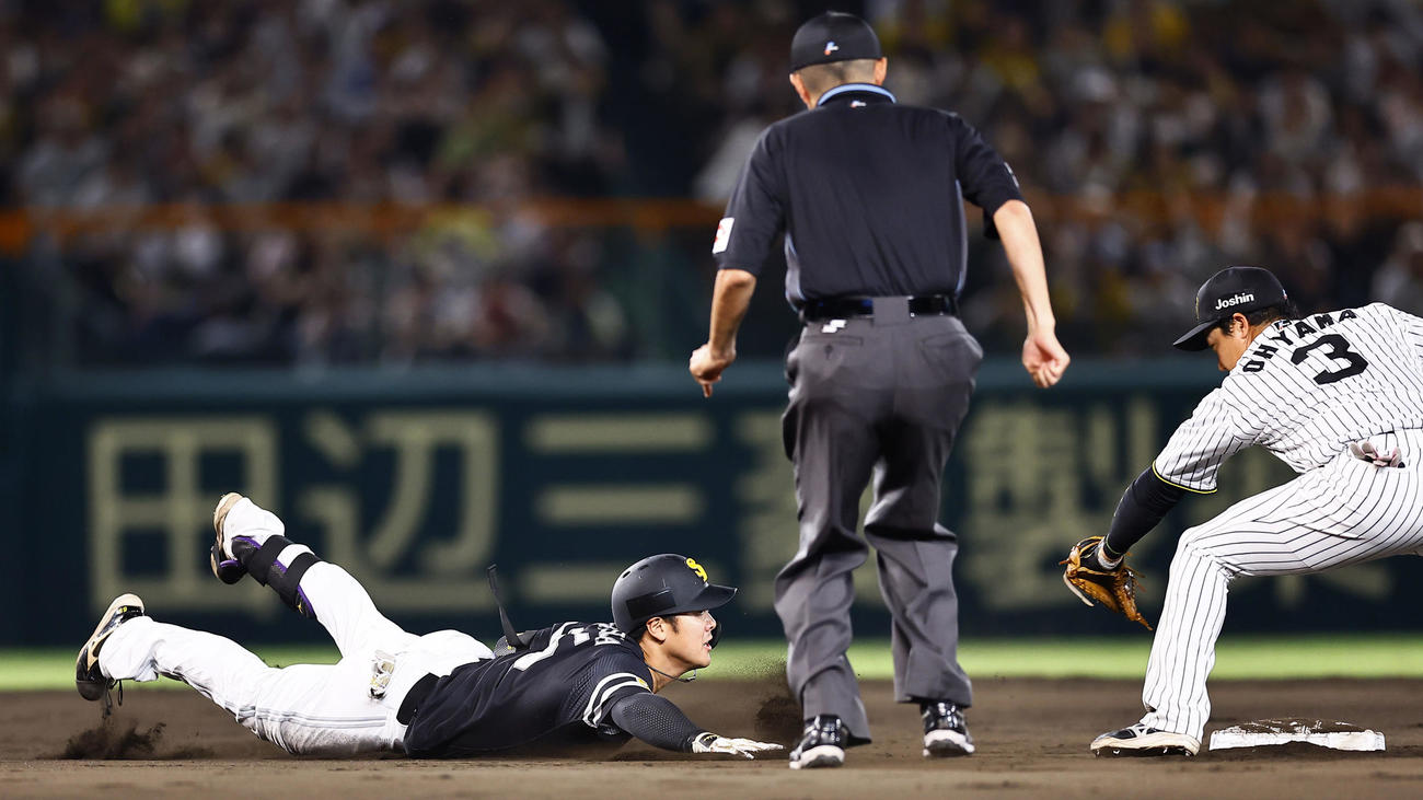 阪神対ソフトバンク　10回表ソフトバンク2死三塁、右越えに勝ち越し適時二塁打を放ち、慌てて帰塁する石塚。野手大山（撮影・藤尾明華）