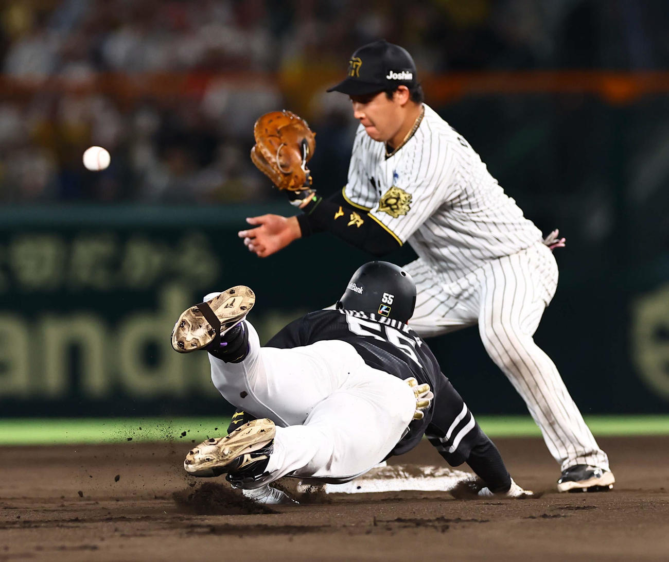 阪神対ソフトバンク　10回表ソフトバンク2死三塁、勝ち越し二塁打を放った石塚は急いで二塁へ戻る（撮影・上田博志）