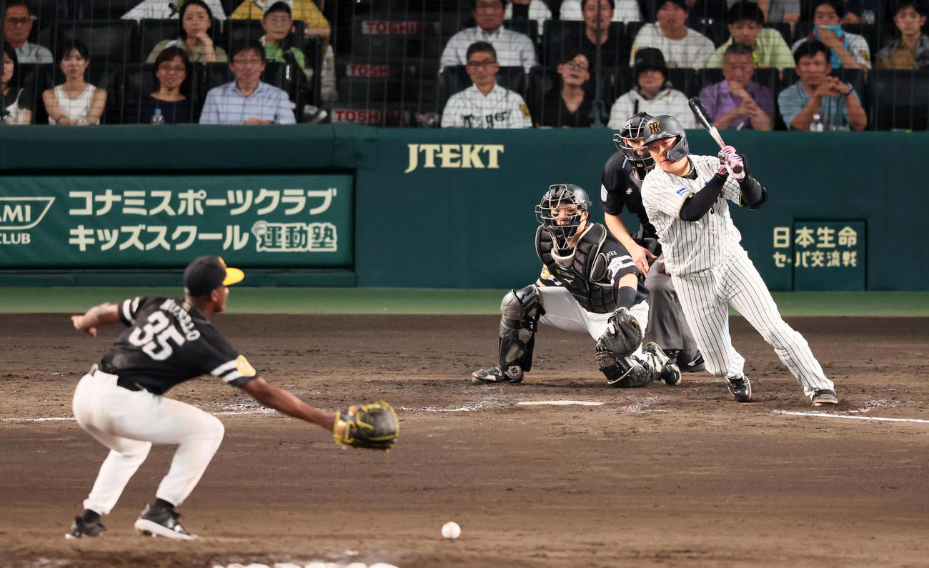 阪神対ソフトバンク　5回裏阪神2死一、二塁、大山は中前適時打を放つ。投手モイネロ（撮影・加藤哉）