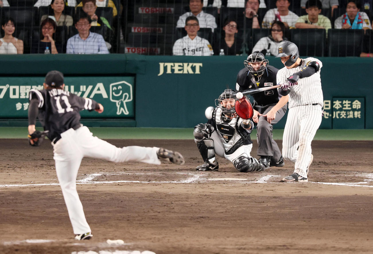 阪神対ソフトバンク　10回裏阪神1死、大山は中前打を放つ。投手津森（撮影・加藤哉）