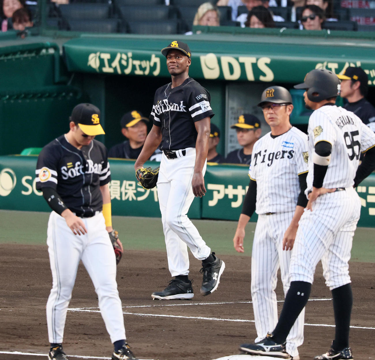 阪神対ソフトバンク　2回裏阪神1死一、二塁、モイネロは小幡の右飛で三塁ベースカバーに入る（撮影・加藤哉）