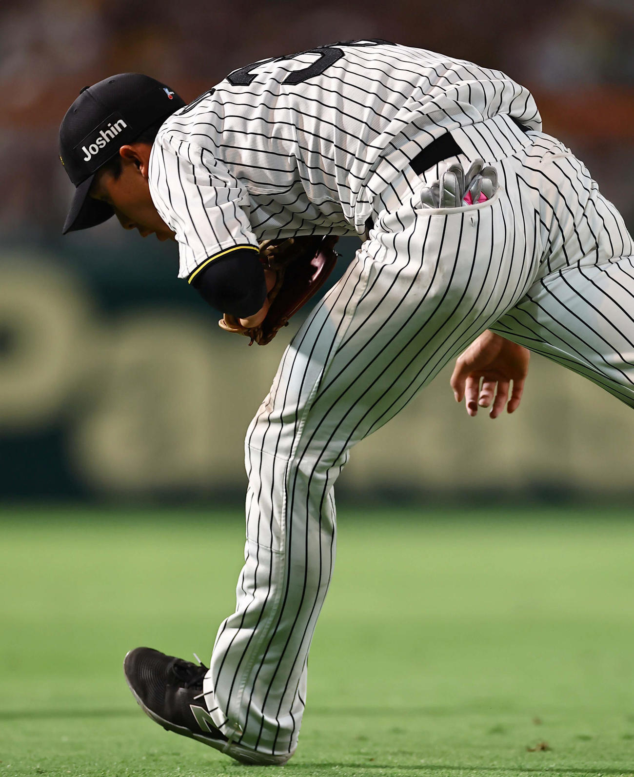 阪神対ソフトバンク　7回表ソフトバンク1死二塁、小幡は牧原大の遊飛を好捕する（撮影・上田博志）