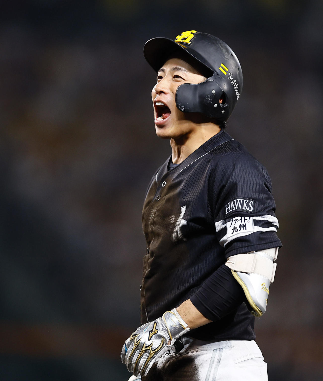 阪神対ソフトバンク　10回表ソフトバンク無死、二塁内野安打を放ち喜ぶ野村勇（撮影・藤尾明華）