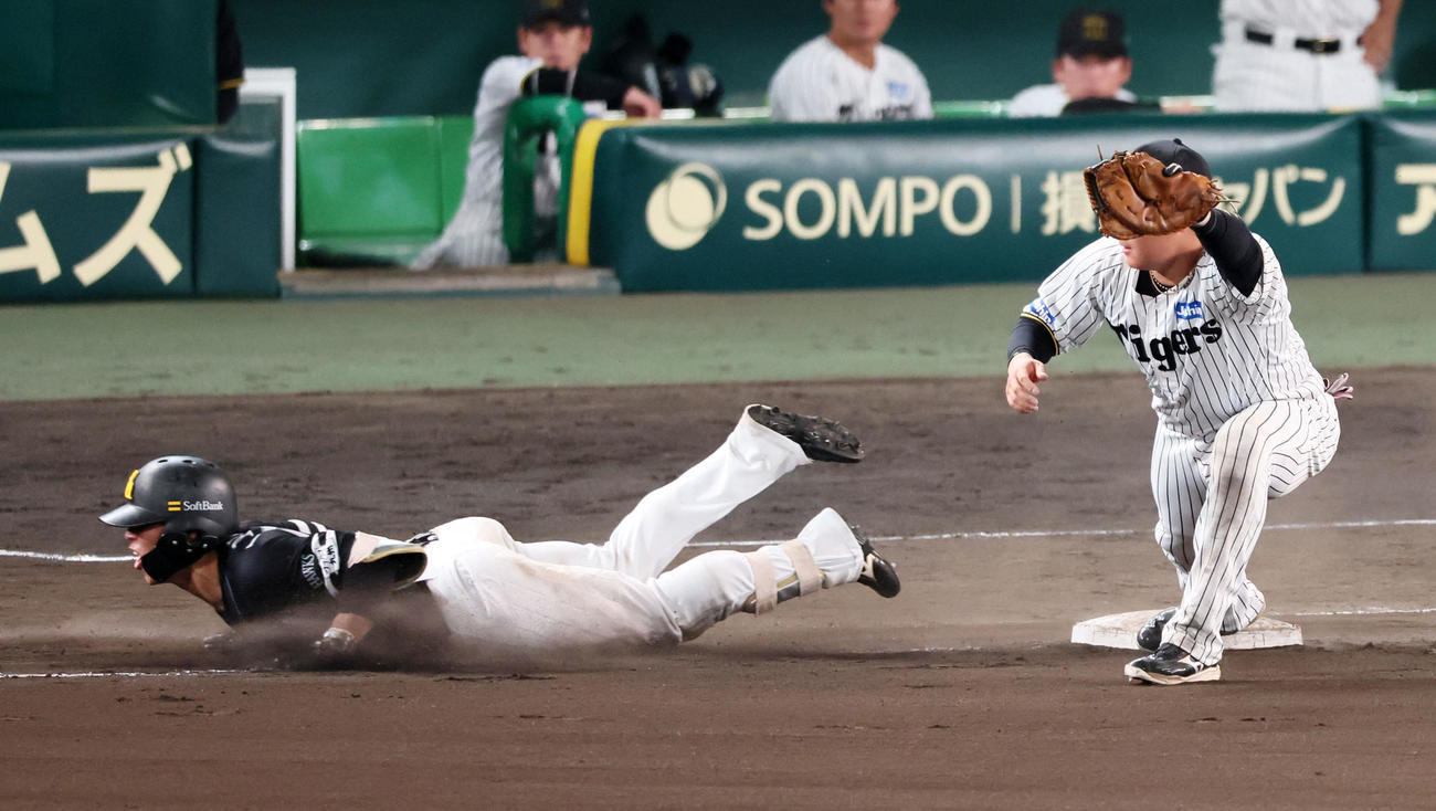阪神対ソフトバンク　10回表ソフトバンク無死、野村は二塁へ内野安打を放つ、一塁手大山（撮影・加藤哉）