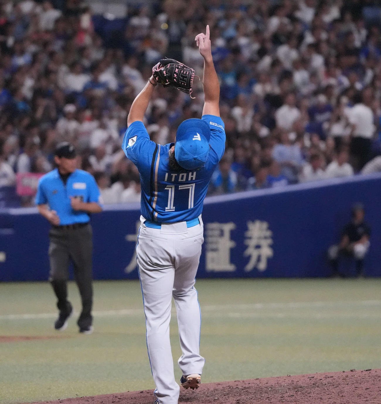 中日対日本ハム　試合終了、中日に完封勝利し喜ぶ伊藤（撮影・森本幸一）