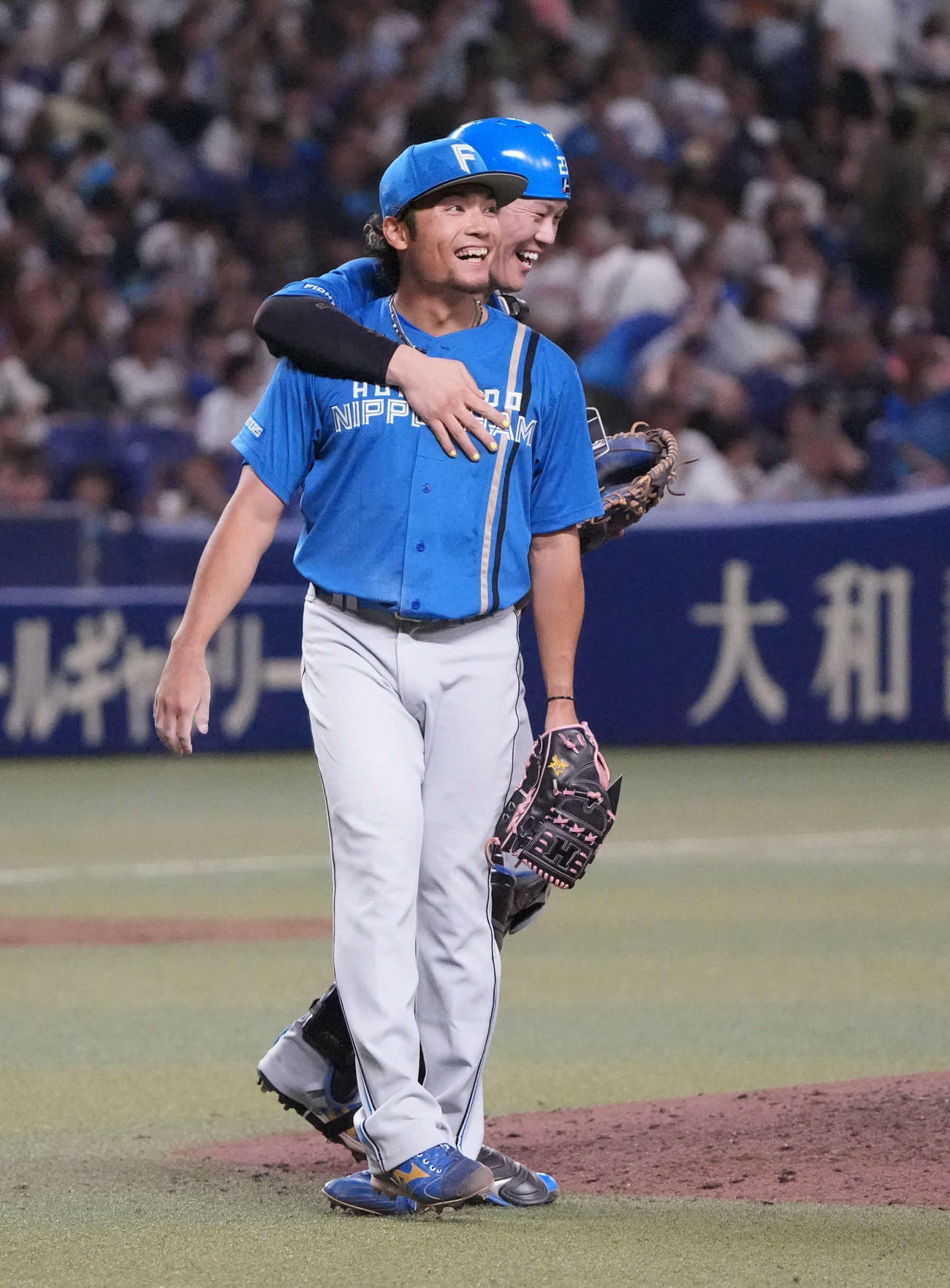 中日対日本ハム　試合終了、中日に完封勝利し伏見（奥）と喜ぶ伊藤（撮影・森本幸一）
