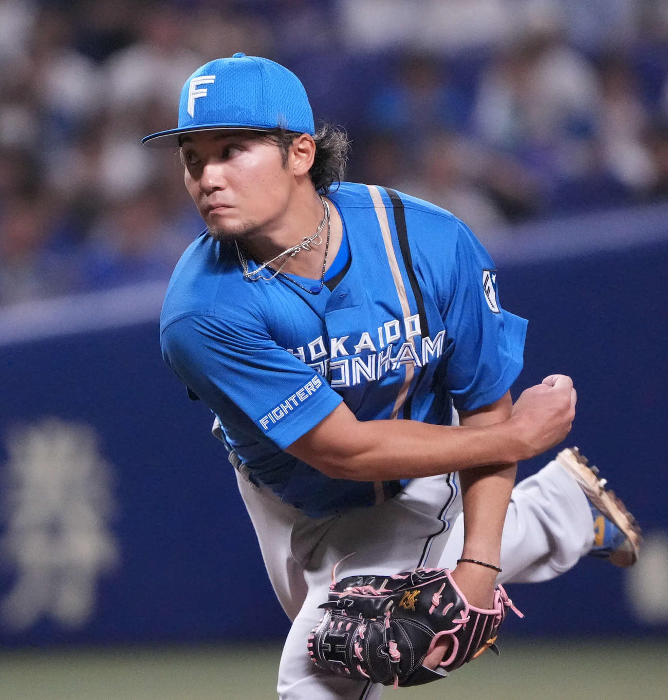 中日対日本ハム　1回裏、登板する日本ハム先発の伊藤（撮影・森本幸一）