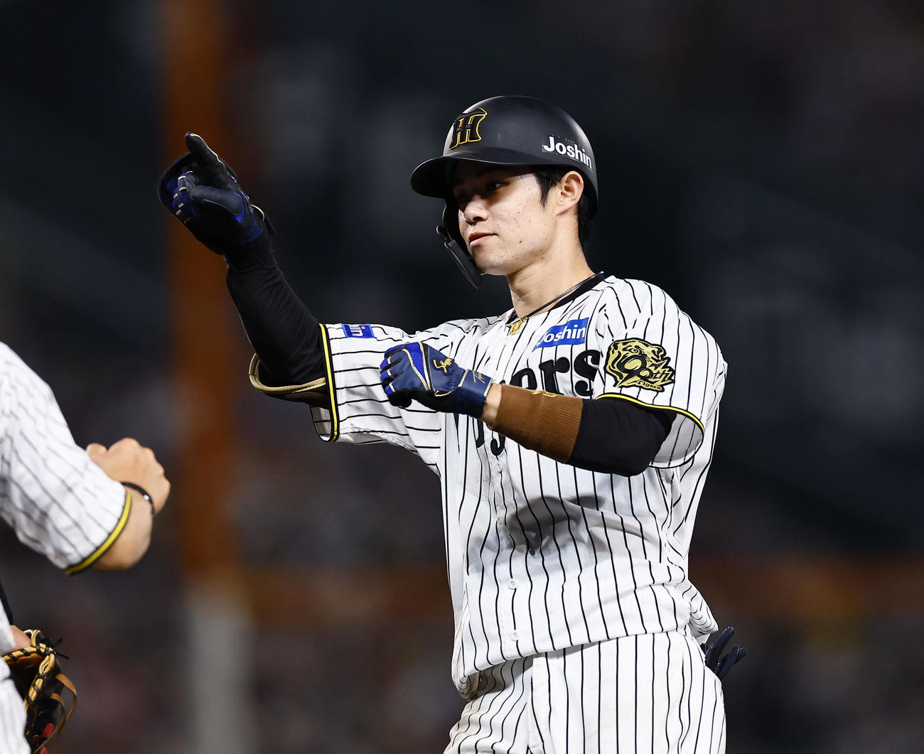 阪神対ソフトバンク　5回裏阪神無死一塁、中野は左前打を放ちポーズをとる（撮影・藤尾明華）