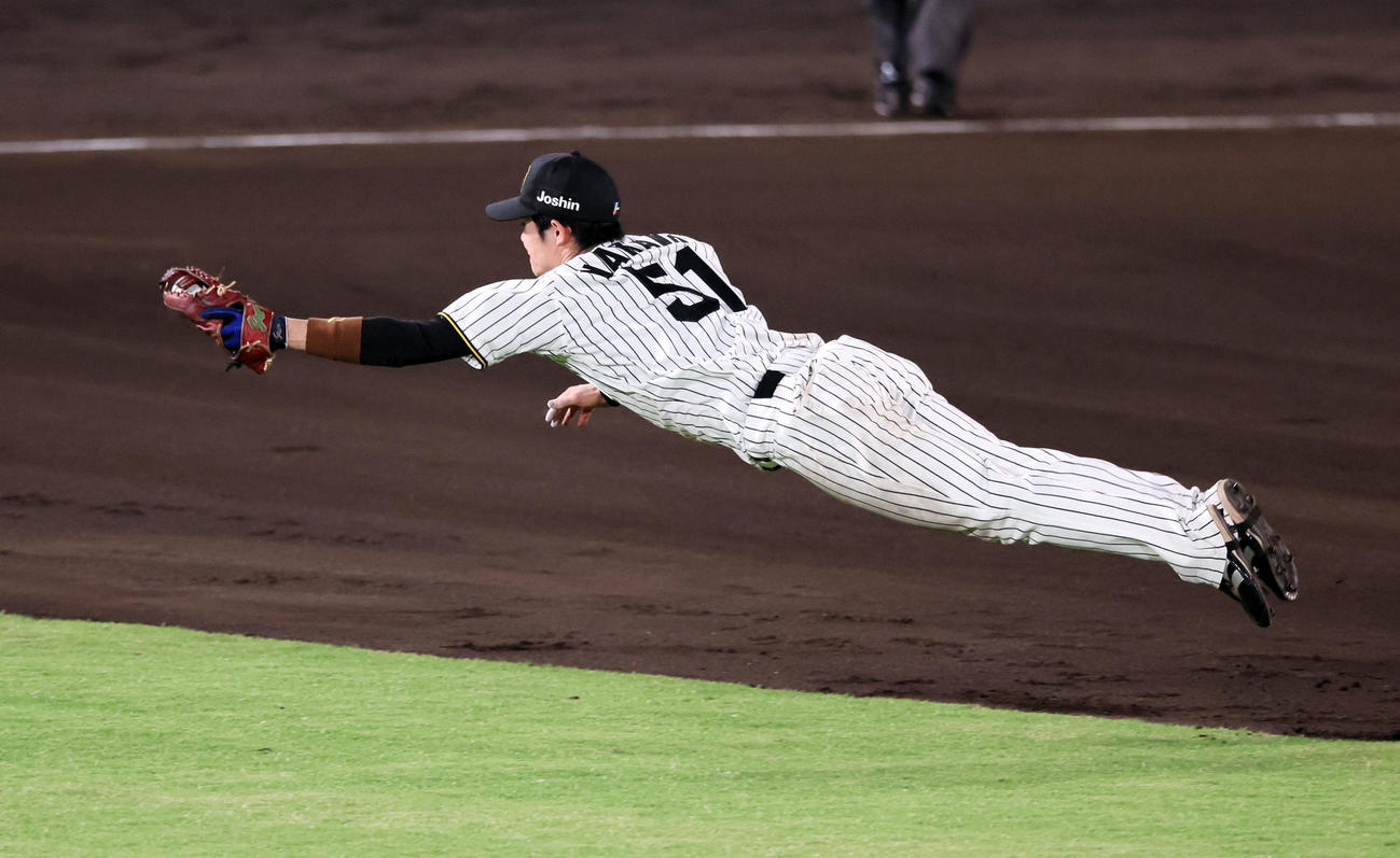 阪神対ソフトバンク　10回表ソフトバンク無死、中野は野村の打球を横っ跳びで好捕（撮影・加藤哉）