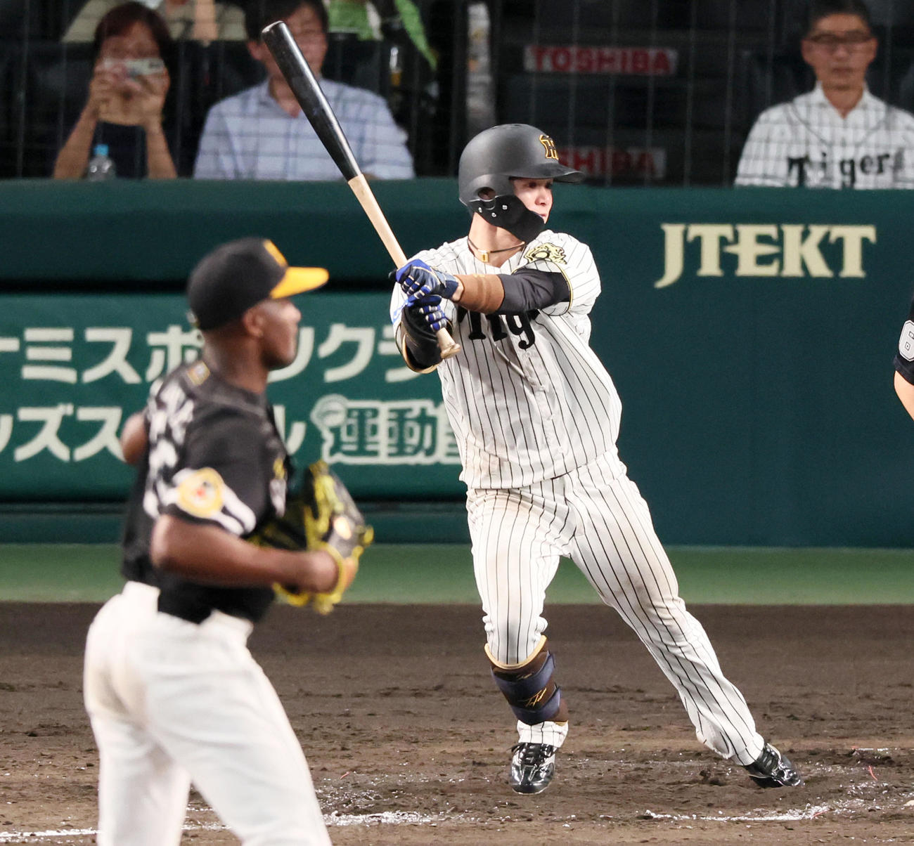 阪神対ソフトバンク　5回裏阪神無死一塁、中野は左前打を放つ。投手モイネロ（撮影・加藤哉）