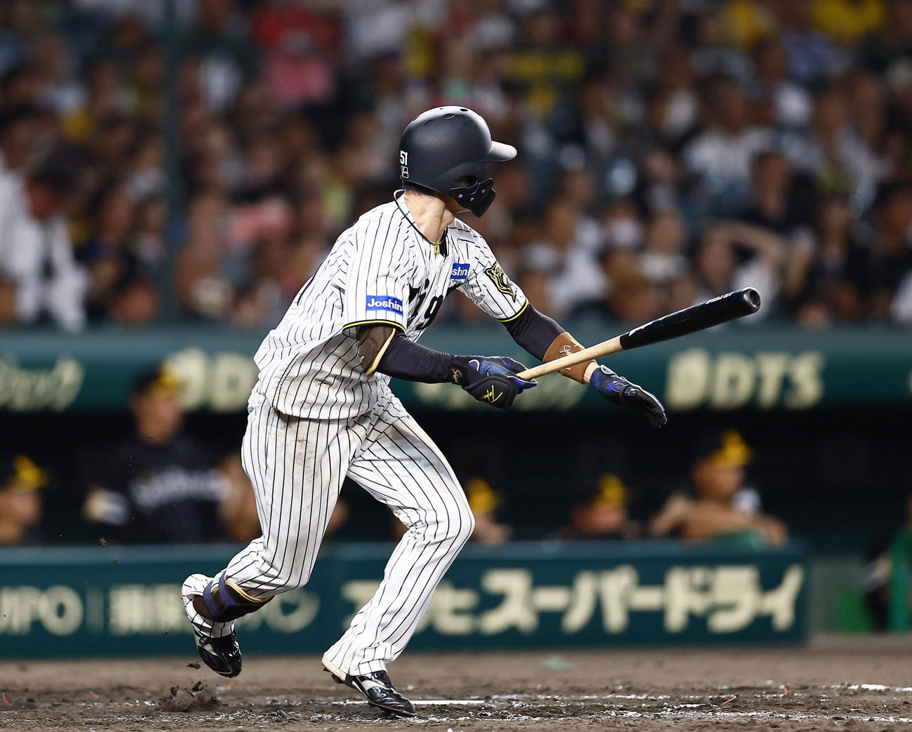 阪神対ソフトバンク　5回裏阪神無死一塁、中野は左前打を放つ（撮影・藤尾明華）