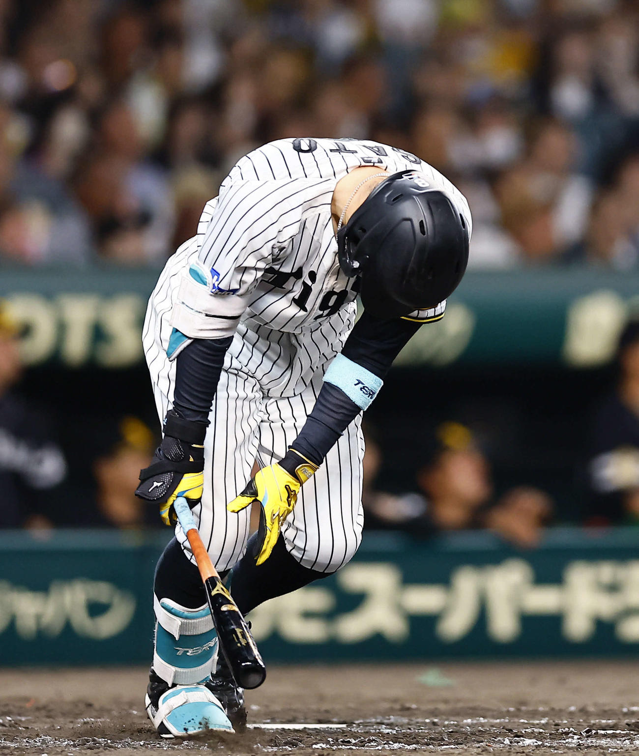 阪神対ソフトバンク　5回裏阪神1死一、二塁、中飛に倒れ悔しがる佐藤輝（撮影・藤尾明華）