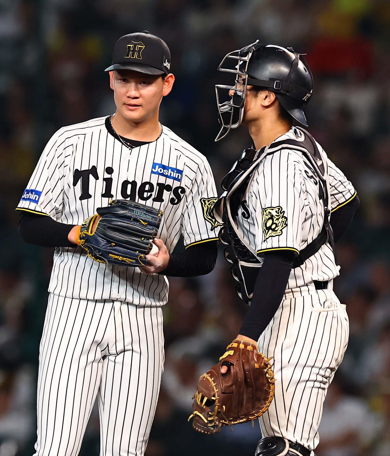 阪神対ソフトバンク　10回表ソフトバンク2死三塁、及川（左）は石塚に勝ち越し二適時二塁打を許した